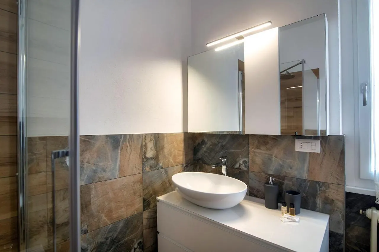 Piazza Roma - The House Of Travelers Apartment Como Italy