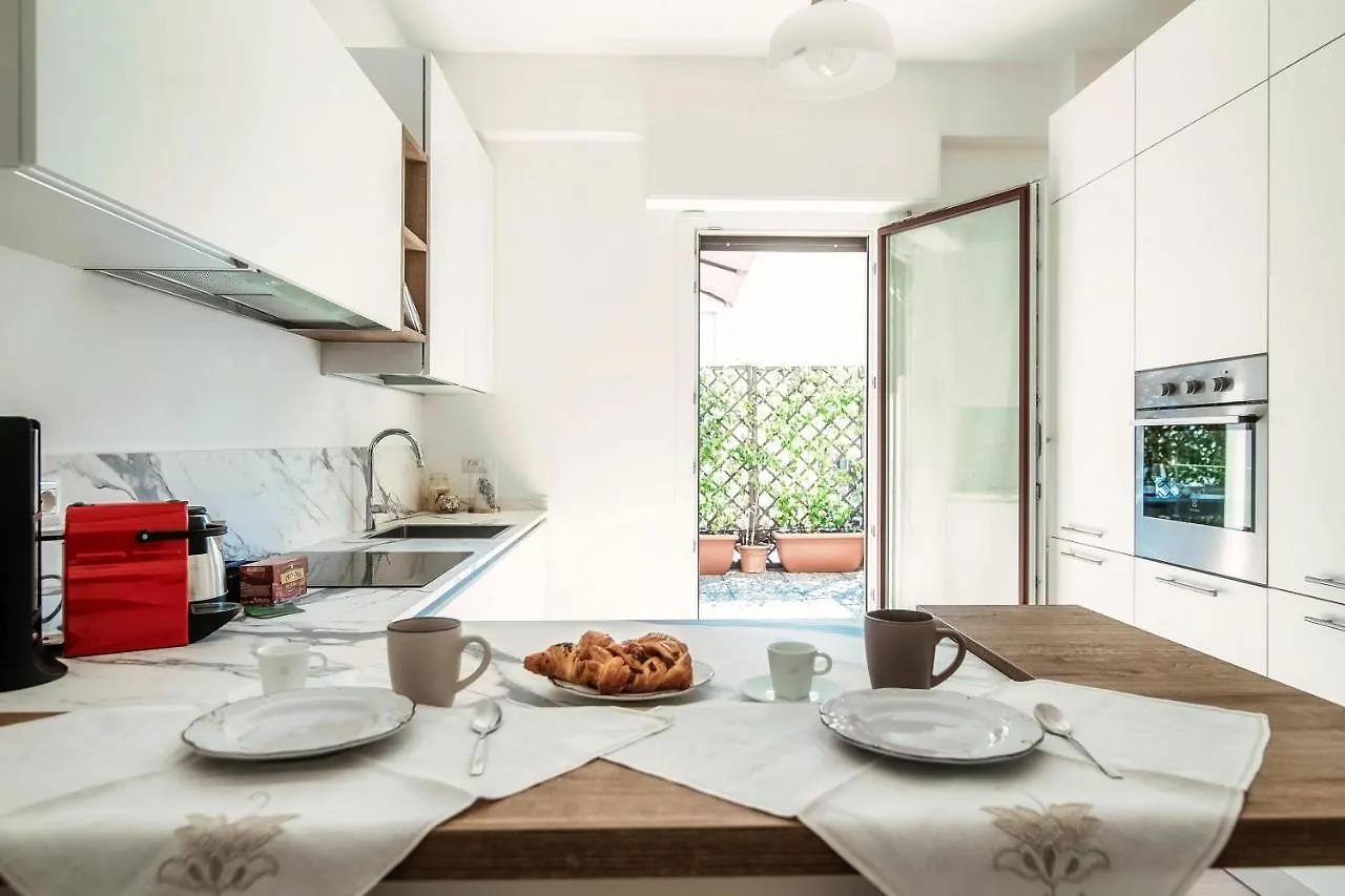 Piazza Roma - The House Of Travelers Apartment Como 0*,